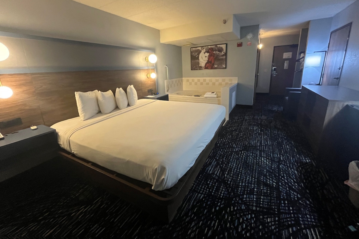 1 King Bed, Mobility Accessible Suite, Roll-In Shower Non-Smoking | Ylelliset vuodevaatteet, työpöytä, pimennysverhot, silitysrauta/-lauta