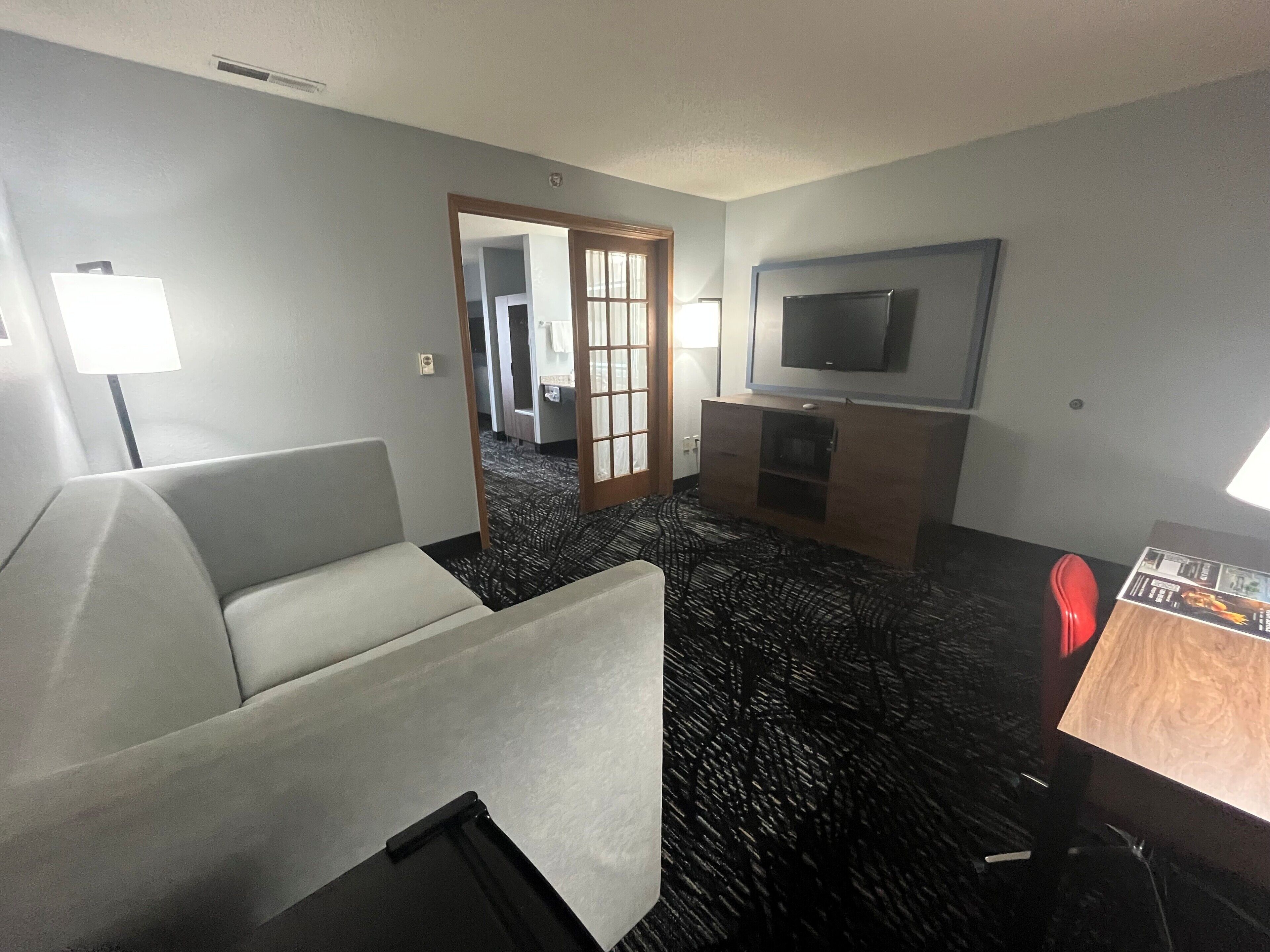 Suite Deluxe, 1 très grand lit, non-fumeurs | Literie de qualité supérieure, bureau, rideaux occultants
