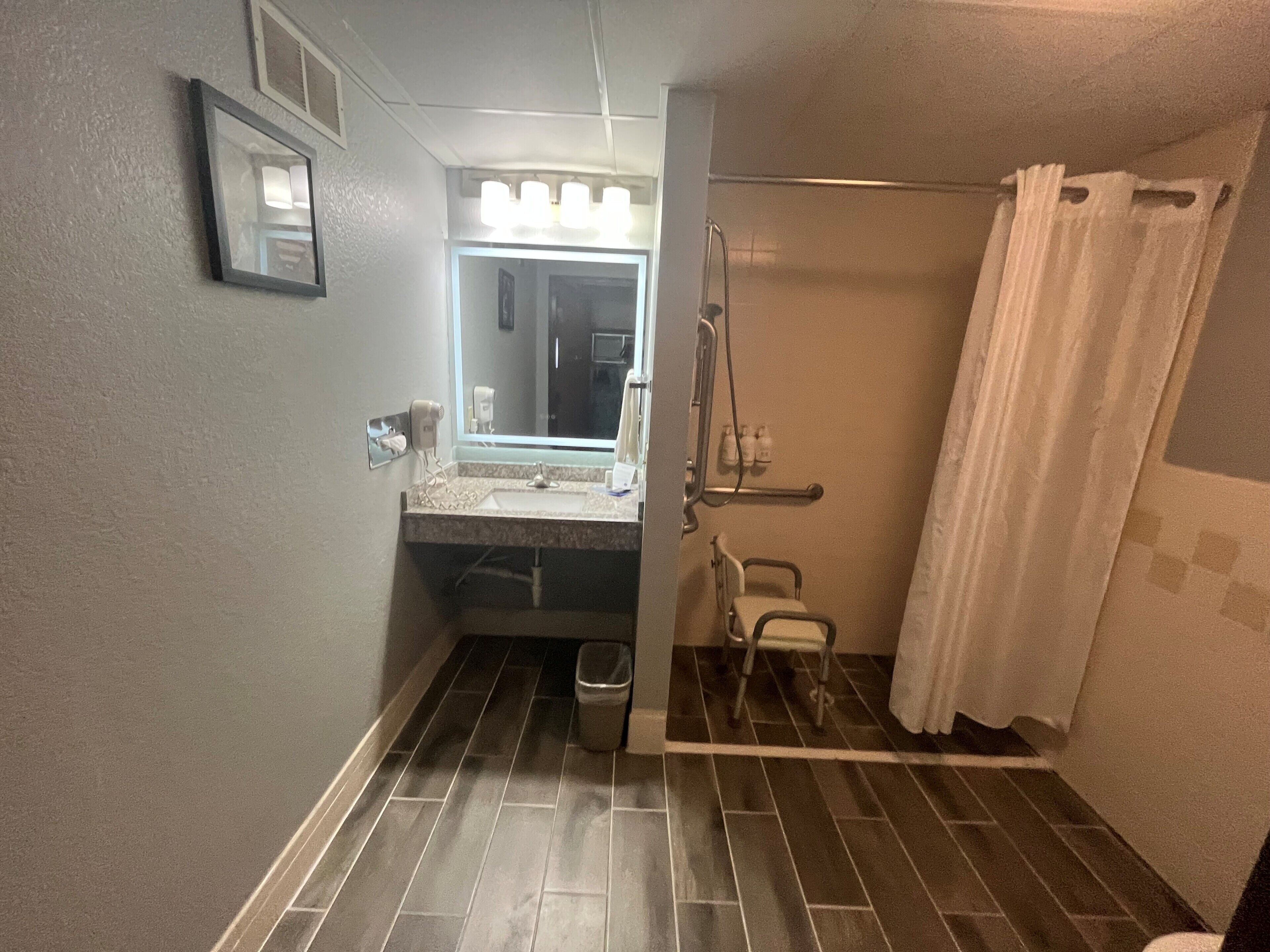 Combined shower/tub, free toiletries, hair dryer, towels