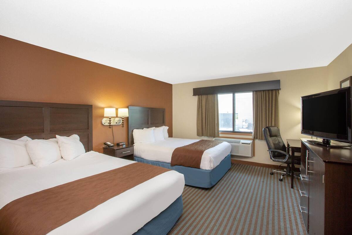 Habitación, 2 camas Queen size, para no fumadores | Escritorio, cortinas blackout y tabla de planchar con plancha