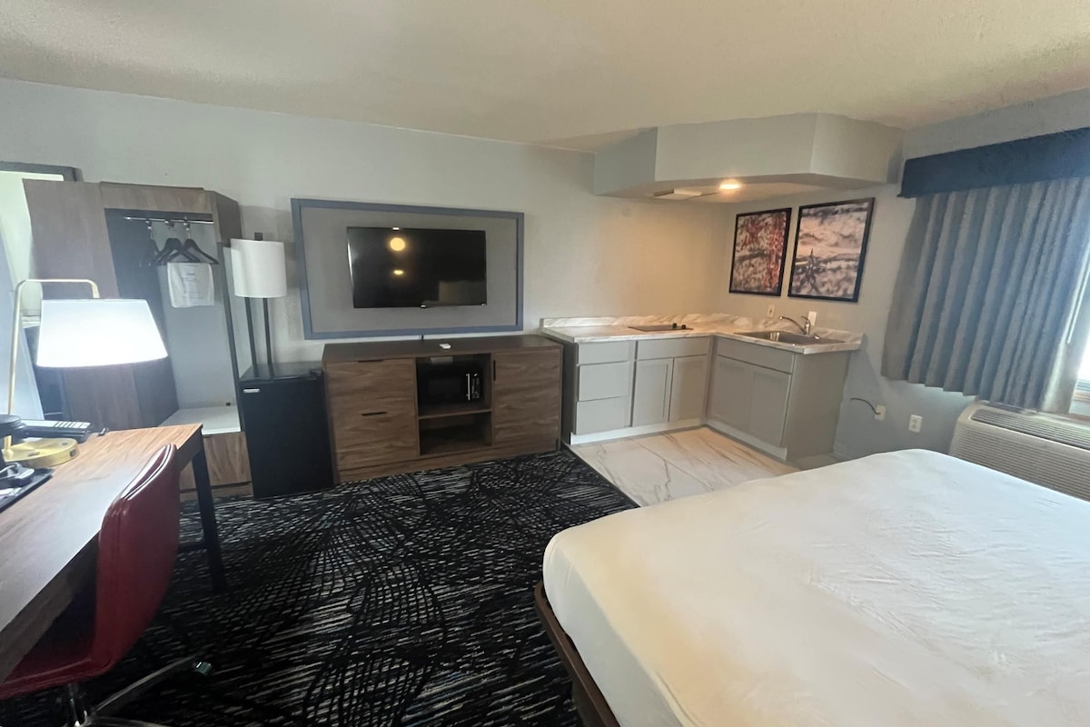 Room, 1 King Bed, Non Smoking, Kitchen | Premium bedding, desk, blackout drapes, iron/ironing board