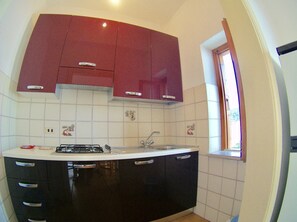 Apartamento superior, 2 habitaciones | Cocina privada | Frigorífico, placa de cocina, cafetera o tetera y utensilios de cocina