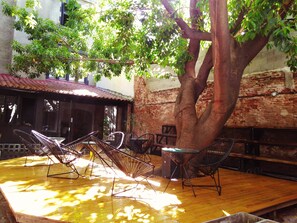 Terrace/patio - Art Factory Beer Garden - Hostel (Buenos Aires)
