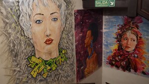 A wall with three paintings, one of which has a green and yellow geometric pattern. - Art Factory Beer Garden - Hostel (Buenos Aires)