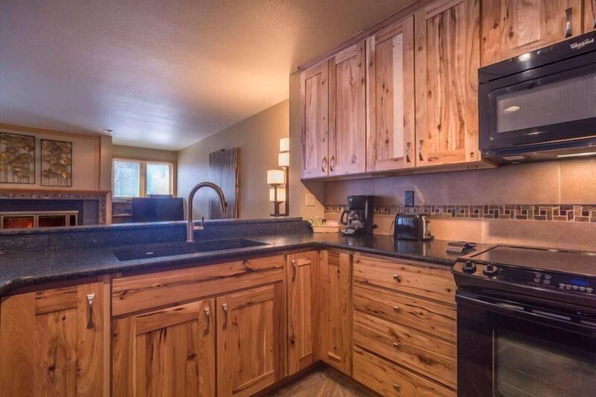 Coffee/tea maker, fridge, microwave