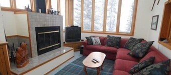 Red Fox Town home 3 Bedroom Apartment by Key to the Rockies