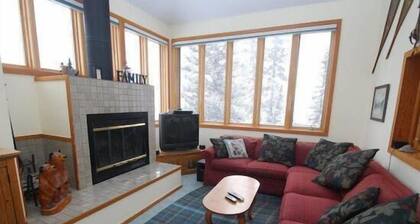 Red Fox Town home 3 Bedroom Apartment by Key to the Rockies
