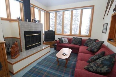 Red Fox Town home 3 Bedroom Apartment by Key to the Rockies