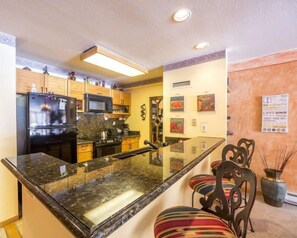 Jääkaappi, mikroaaltouuni, kahvin-/teenkeitin