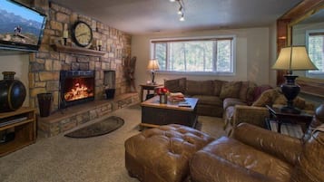House, 5 Bedrooms | Living area