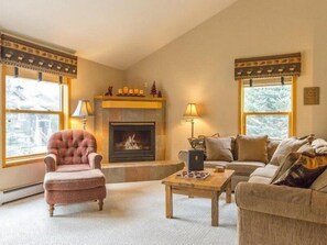 Living area - Snake River Village 3 Bedroom Apartment by Key to the Rockies (Keystone)