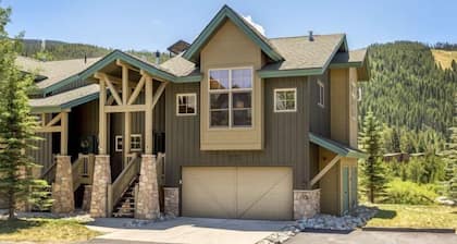Campfire Mountain Home 3 Bedroom Holiday home by Key to the Rockies
