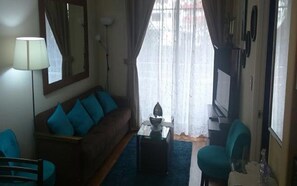 Apartemen, 1 kamar tidur, pemandangan kota | Ruang keluarga | Televisi layar datar 32-inci dengan saluran TV kabel dan TV