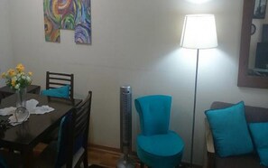 Apartamento, 1 quarto, vista para a cidade | Opções para refeição no quarto