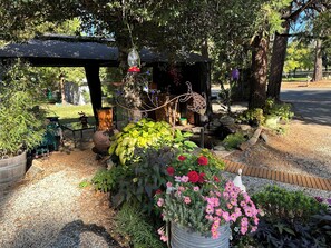 Deluxe Studio Suite, 1 King Bed, Kitchen, Ground Floor | Courtyard view - The Pines Inn and Cottages (Grass Valley)