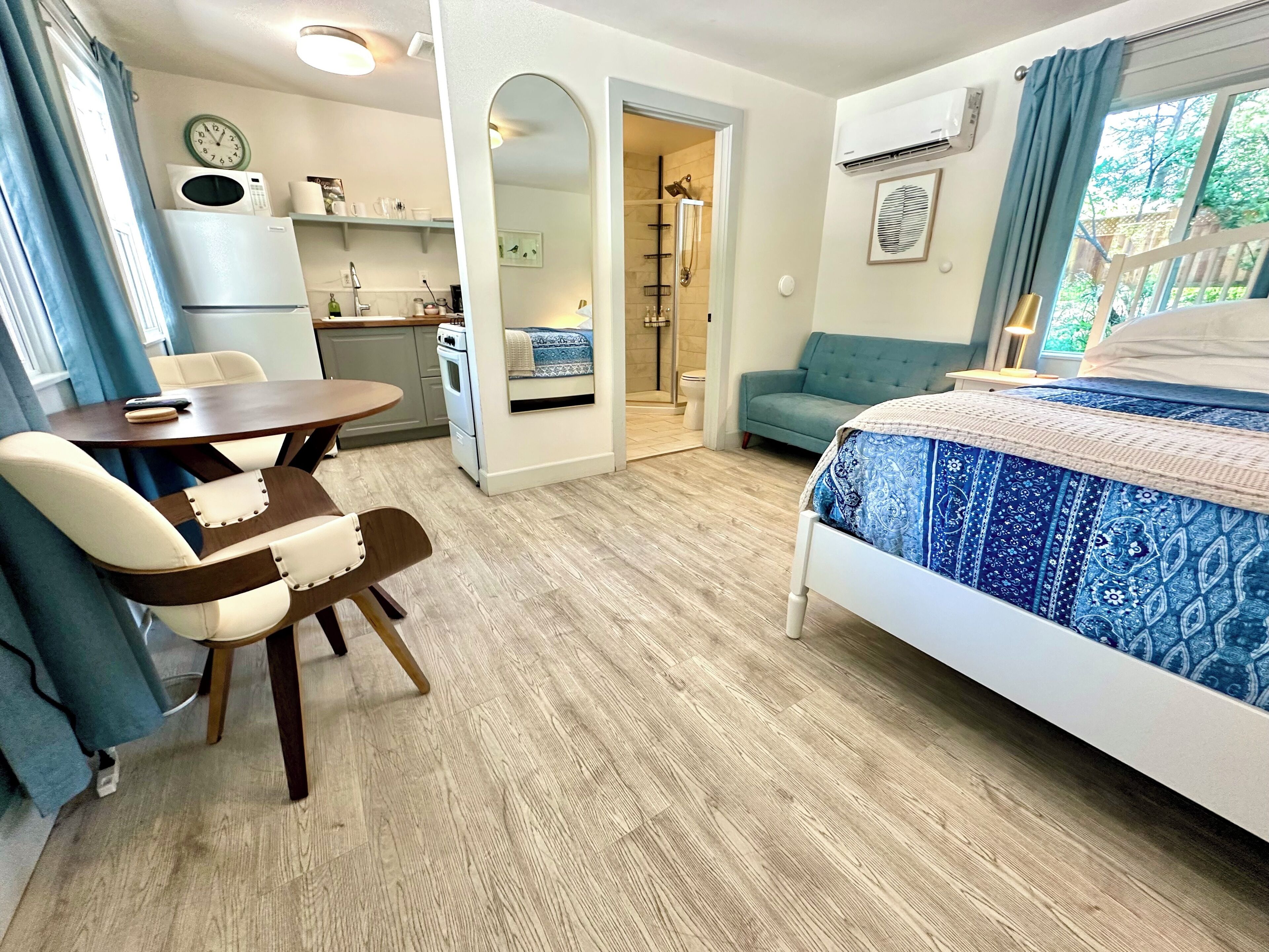 Deluxe Studio Suite, 1 King Bed, Kitchen, Ground Floor | 9 bedrooms, Egyptian cotton sheets, premium bedding, pillowtop beds