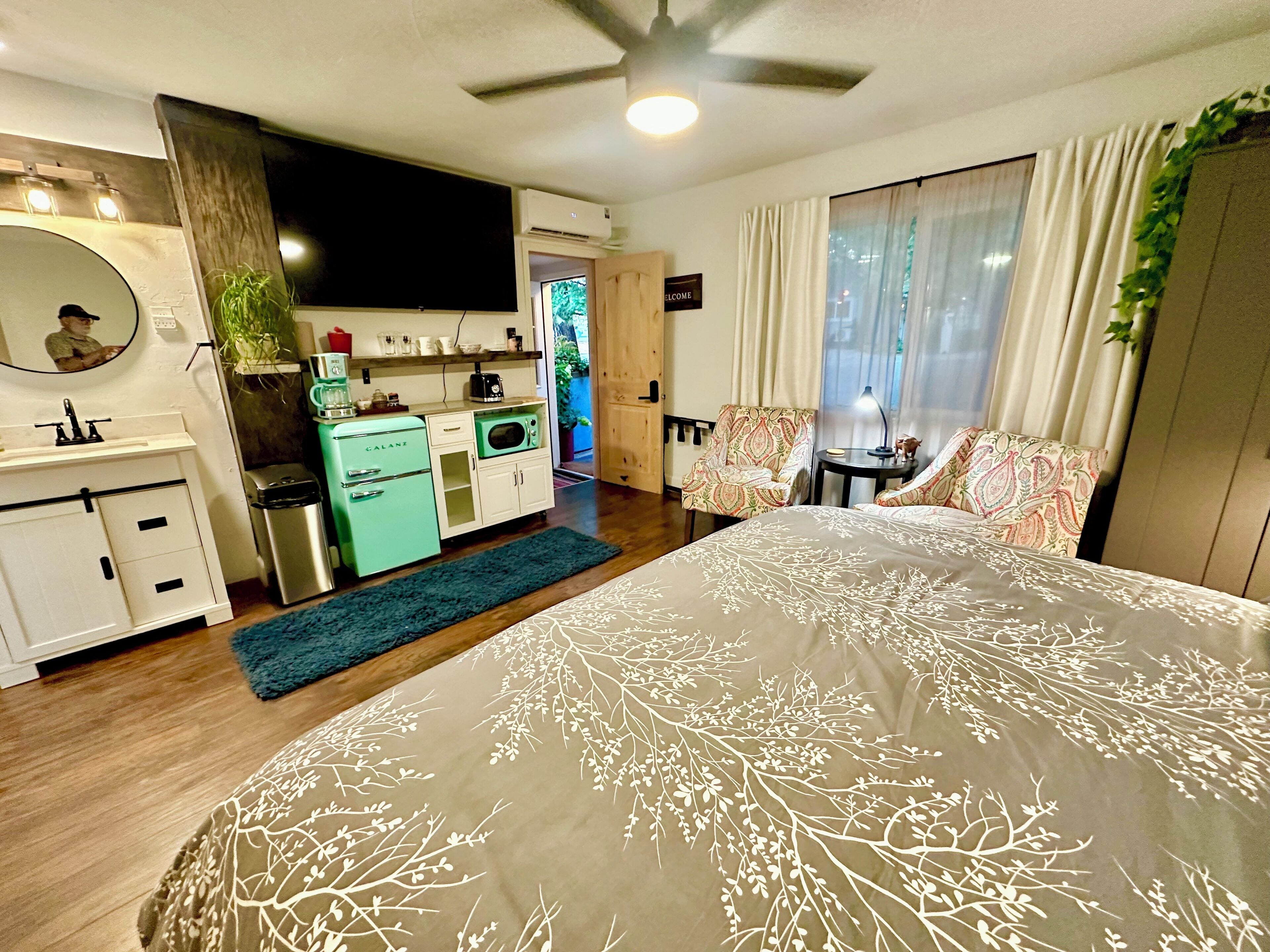 King Room 11 | 起居區 | 45-吋智慧型電視、衛星頻道、Netflix、Hulu