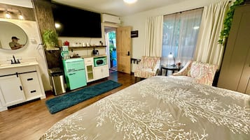 King Room 11 | ๊ฑฐ์ค ๊ณต๊ฐ | ์์ฑ ์ฑ๋ ์์ฒญ์ด ๊ฐ๋ฅํ 45์ธ์น ์ค๋งํธ TV, ๋ทํ๋ฆญ์ค, ํ๋ฃจ