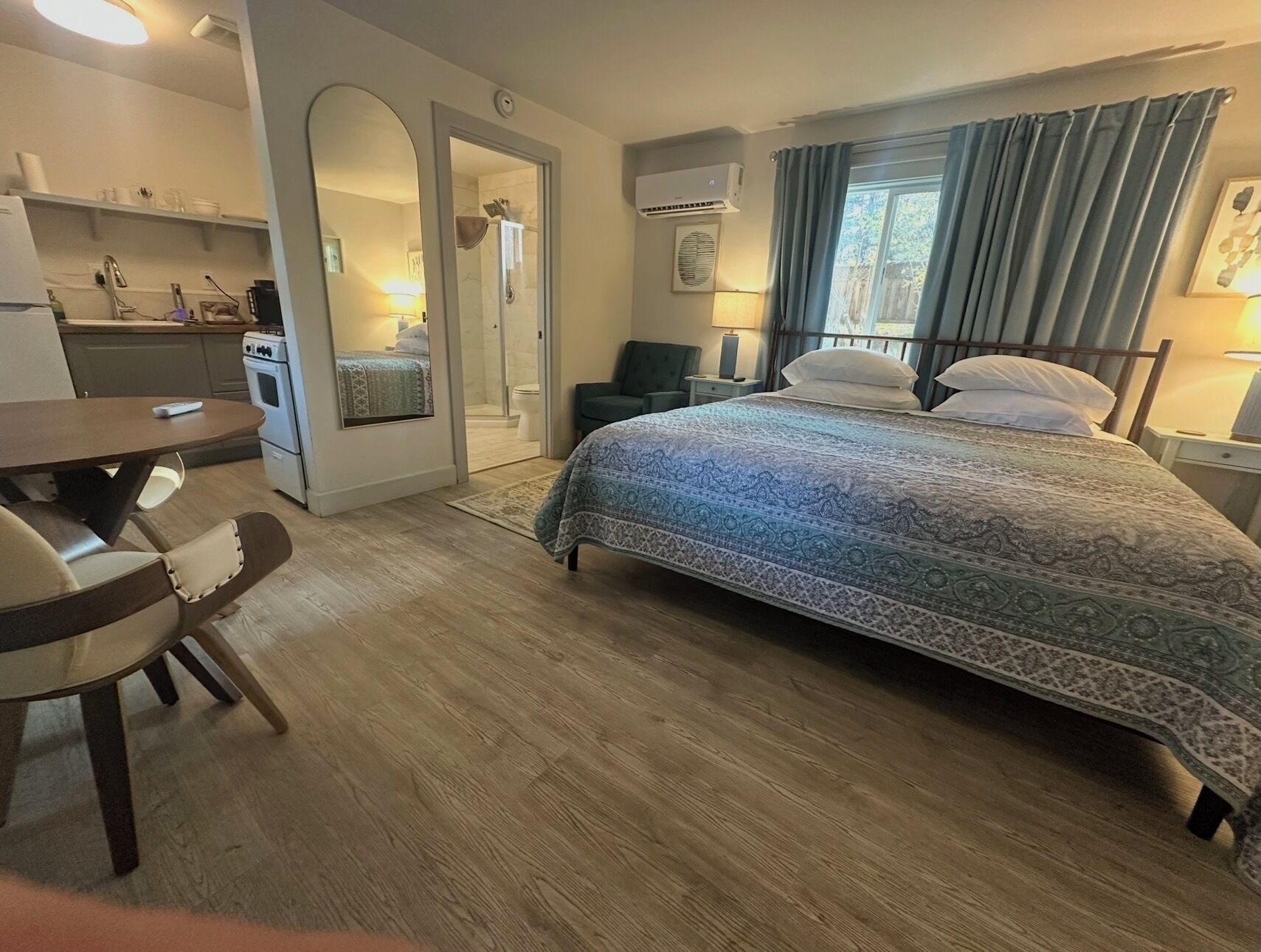 Studiosvit Deluxe - 1 kingsize-säng - kök - bottenvåning | 9 sovrum, egyptiska bomullslakan och sängtillbehör av högsta kvalitet