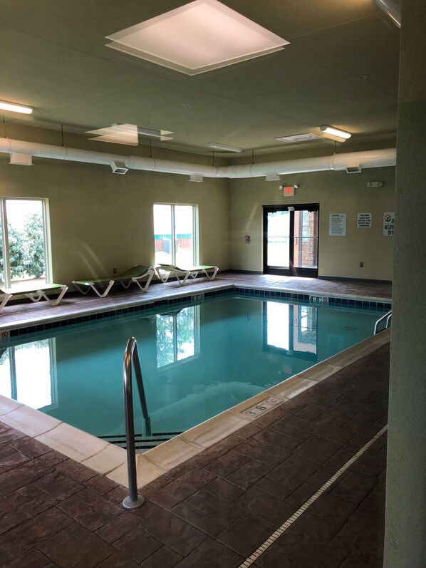 من حمّامات السباحة المغطاة