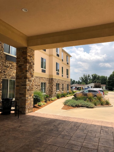 Country View Inn & Suites