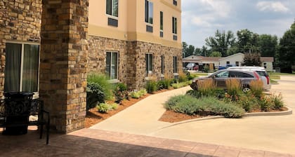 Country View Inn & Suites