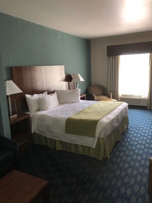 ستائر تعتيم ومكواة/لوح كي وواي فاي مجانًا وملاءات أسرّة