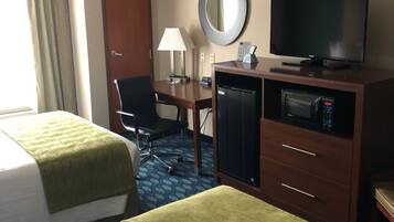 Phòng đôi cơ bản, 2 giường cỡ queen | Màn/rèm cản sáng, bàn ủi/dụng cụ ủi quần áo