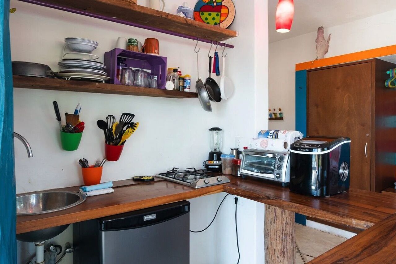 el secreto: upstairs | private kitchen | mini-fridge, stovetop, coffee/tea maker, rice cooker