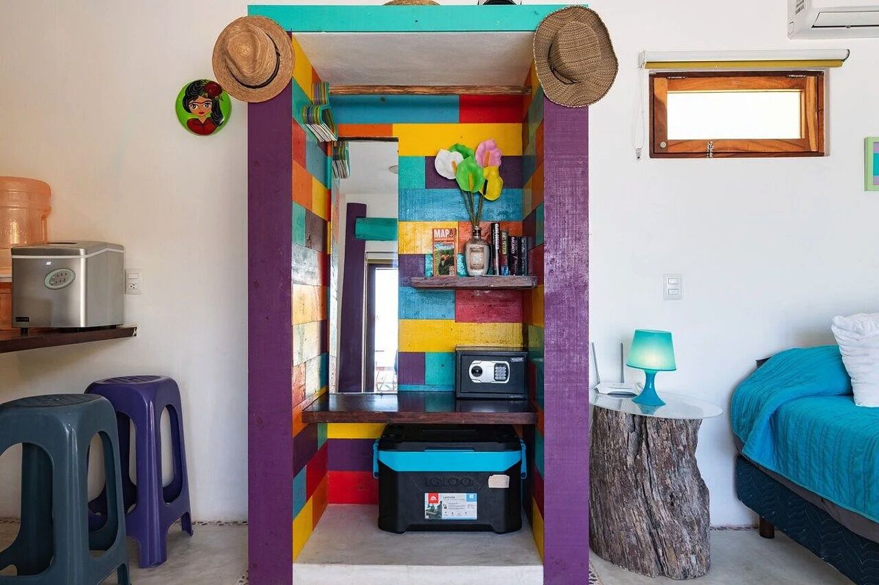 el secreto: downstairs | wardrobe