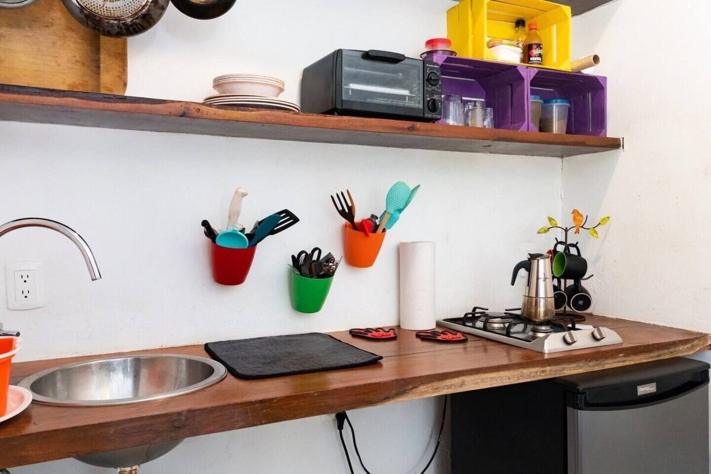 el secreto: downstairs | private kitchen | mini-fridge, stovetop, coffee/tea maker, rice cooker