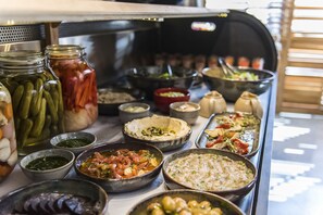 Petit déjeuner buffet (100 ILS par personne)