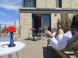 Classic Double or Twin Room, Terrace | Peti besi dalam bilik, meja, langsir/tirai gelap terus 