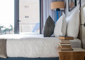 Kamar Double atau Twin Klasik, teras | Brankas, meja kerja, tirai kedap cahaya, dan setrika/meja setrika