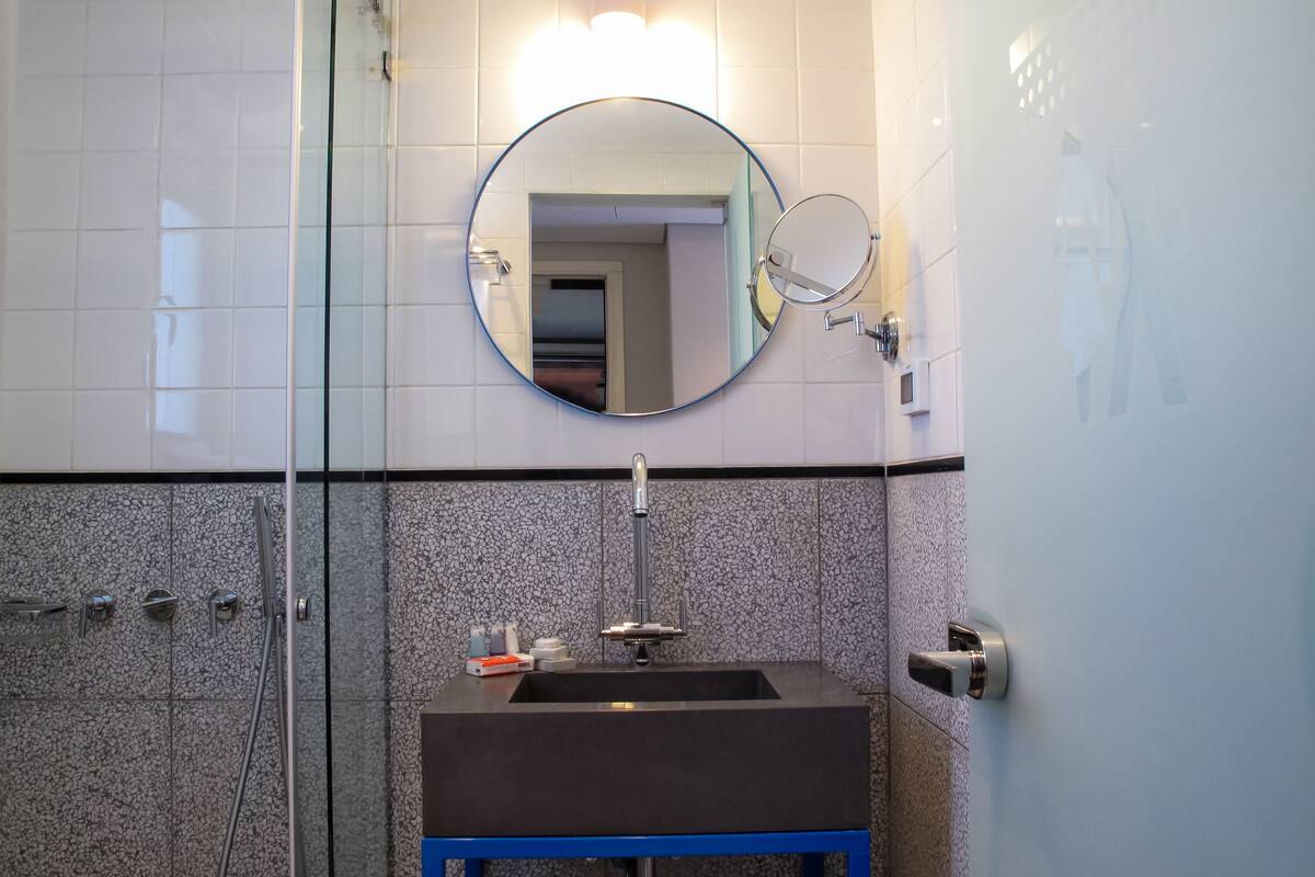 combined shower/bathtub, free toiletries, hair dryer, towels