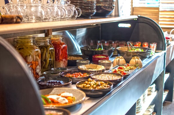 Un bufé con diversos alimentos y salsas.