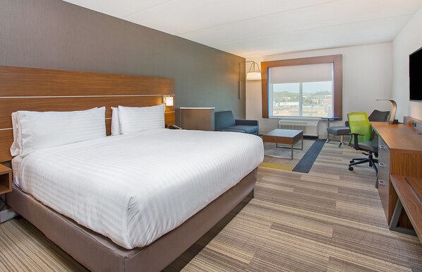 A hotel room with a large bed, a desk, a chair, and a TV. - Holiday Inn Express & Suites Covington by IHG (Covington)