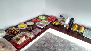 Una mesa de buffet con diversos alimentos y salsas.