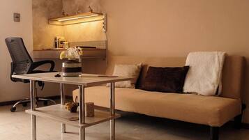 Laptop workspace, blackout curtains, free WiFi, bed sheets