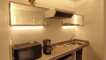 Laptop workspace, blackout curtains, free WiFi, bed sheets