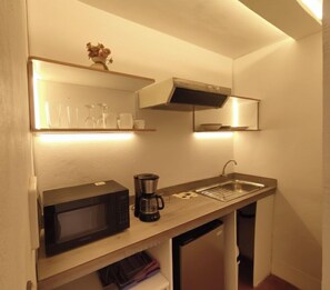 Studio, Private Bathroom (Cocineta) | Laptop workspace, blackout drapes, free WiFi, bed sheets