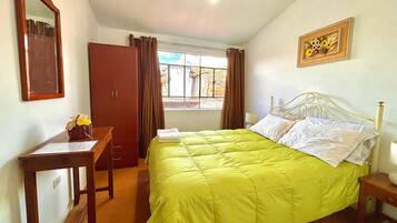 Habitación básica doble | Espacio para trabajar con un portátil, cortinas opacas, wifi gratis