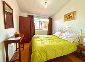 Basic Double Room | Laptop workspace, blackout drapes, free WiFi, bed sheets - Casa Familiar Gloria  (Cusco)