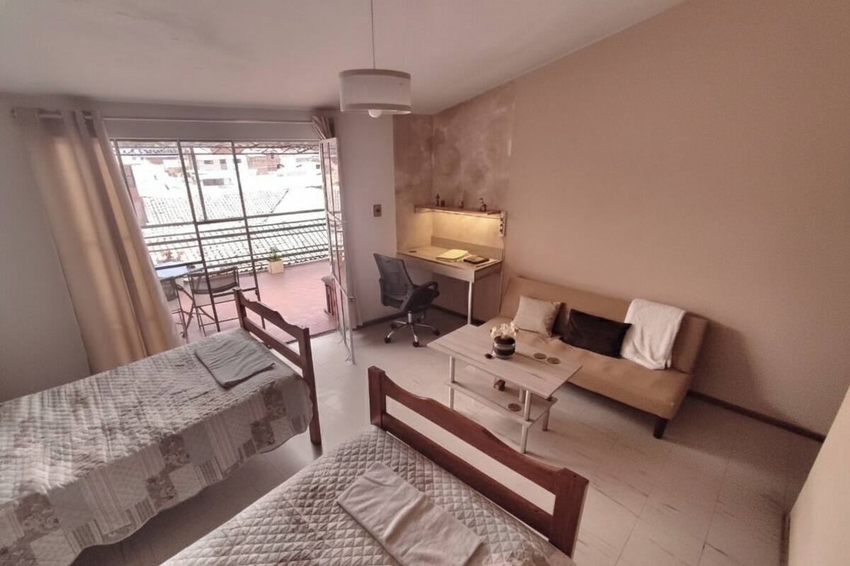 Estudi, bany privat | Espai de treball apte per a portàtils, cortines opaques i wifi gratuïta