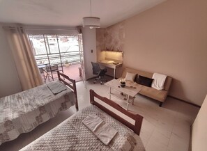 Studio, Private Bathroom (Cocineta) | Ruang kerja komputer riba, langsir/tirai gelap terus, Wi-fi percuma 