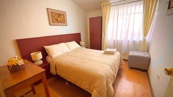 Habitación tradicional - 1 cama matrimonial o 2 individuales | Espacio para trabajar con laptop, cortinas blackout y wifi gratis