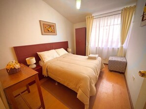 Habitación tradicional con 1 cama doble o 2 individuales | Espacio para trabajar con un portátil, cortinas opacas, wifi gratis