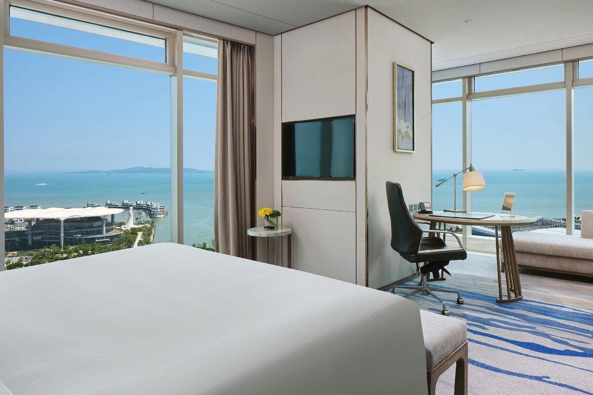 Suite, 1 slaapkamer, toegang tot de clublounge, uitzicht op zee | Luxe beddengoed, een minibar, een kluis op de kamer, een bureau