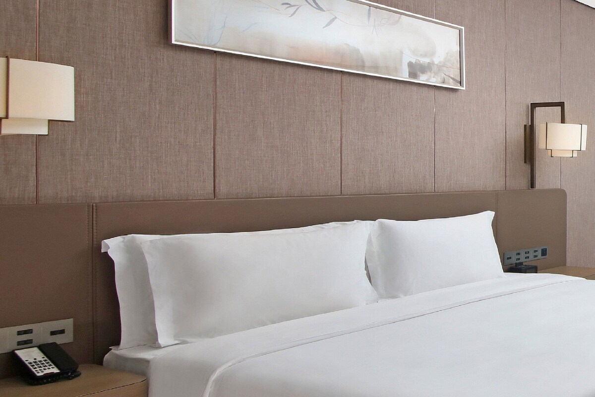 Premium kamer | Luxe beddengoed, een minibar, een kluis op de kamer, een bureau