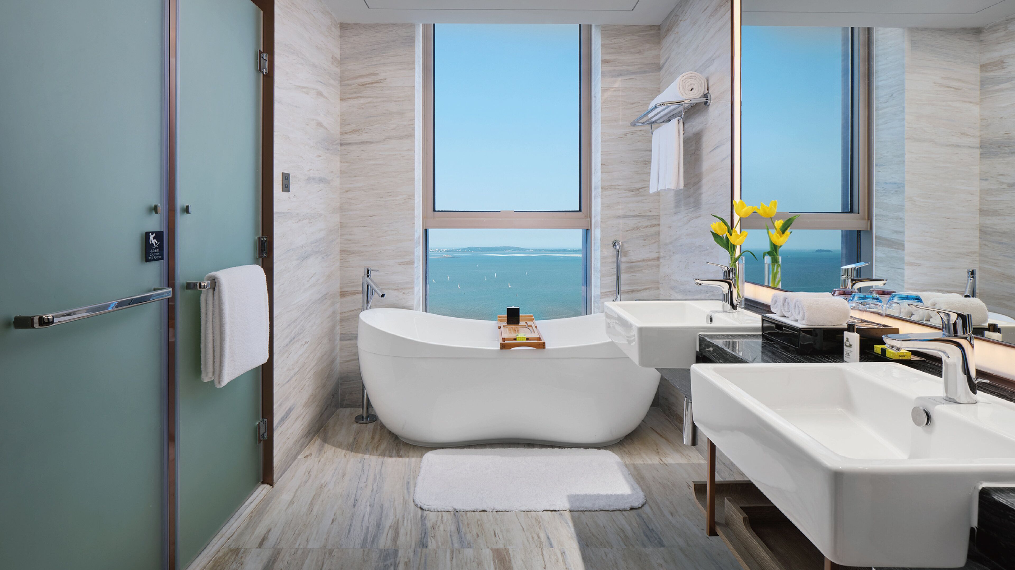 Separate bathtub and shower, deep-soaking bathtub, rainfall showerhead